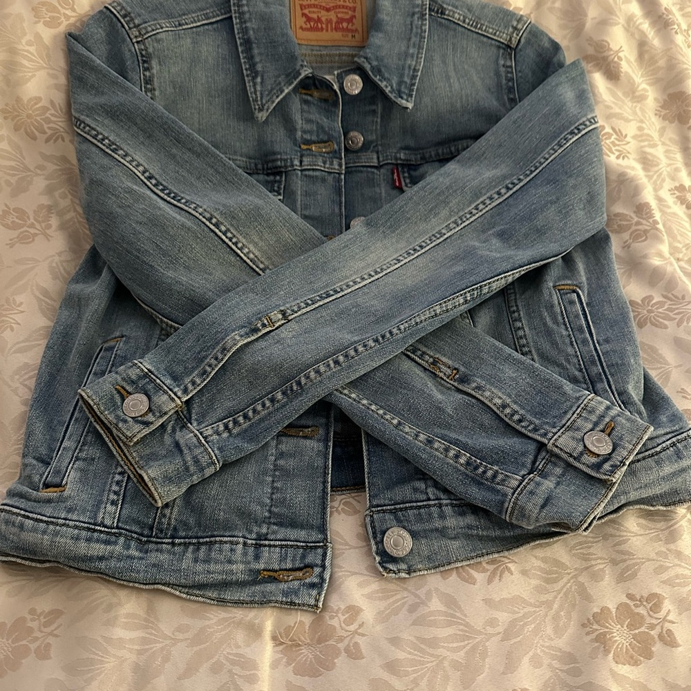 Like New - Levi's Denim Jacket in Blue